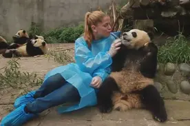 漂亮的美国小姐姐抵挡不住熊猫可爱，忍不住又搂又亲！我酸了！视频封面