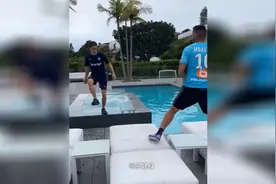 美国洛杉矶银河足球队队员在别墅泳池边进行训练，球技了得视频封面