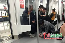 南昌地铁找车厢捡拾泥土好大妈 有谁认识她图片