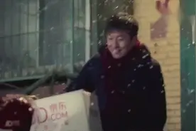 刘强东上门送快递，老人喊他吃油条，主持人：他家有个姑娘视频封面