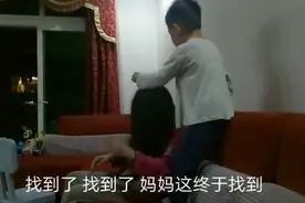 小靓仔帮老母亲拔白头发，还真是拔了几根下来