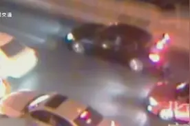 三车围堵白色轿车，手里还拿着棍子，欺人太甚做法看到结尾懵了！视频封面