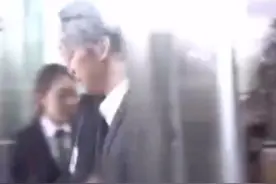 4月26日涉嫌吸毒的#朴有天被捕 他被警方带走时面色平静，突然望向天空或期盼老天解救？@抖音小助手