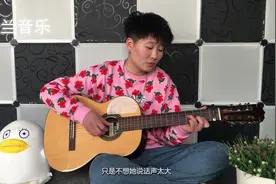 个性女孩用吉他深情弹唱《民谣串烧》，旋律动人，仿佛身临其境