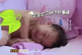 贾乃亮给甜馨穿纸尿裤，换个裤子出了一身的汗，应是有多累啊！视频封面