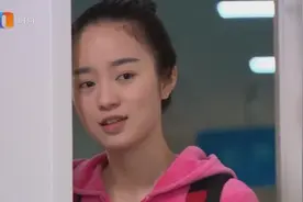 女儿为赚生活费做兼职，受尽委屈，却跟母亲报喜不报忧视频封面