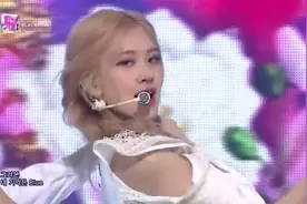 BLACKPINK女团一袭白裙热舞，大秀舞技，超自信的女团！视频封面