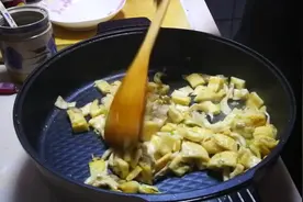 烧饼凉了千万不要再扔掉，这样做一下，吃着比肉都香