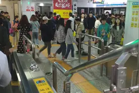长沙五一广场地铁2号线换乘，周末人流量非常大！视频封面