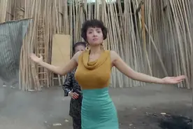 众人打不过小伙，美女却一招制服小伙，谁说胸大五无脑的！