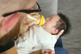 美国母亲温柔的喂中国孤儿吃奶，相信她一定会是温柔贤惠的好母亲视频封面