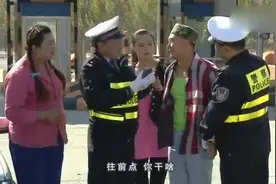 二货夫妻遇上交警查酒驾，答话内容一个比一个傻，笑到胃痛！视频封面