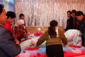 山西一家儿子结婚，八个人这样铺喜床，好讲究，这习俗很少见视频封面