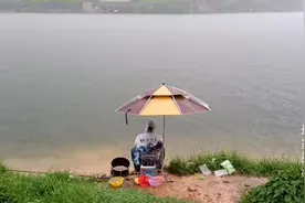 东莞莲花山水库，钓鱼遇见暴雨天，不是交了50块钱，早就该收竿了