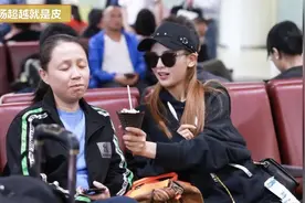 杨超越机场与老板龙丹妮聊天，并发微博要签下老板！太调皮！视频封面