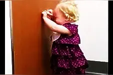 2岁小女孩 得知新妹妹出生之后的超崩溃反应,看着好心疼！图片