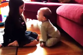 妈妈想拍下孩子们的可爱互动，结果小婴儿展开双手做的事让人融化图片