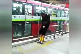 各种装B失败镜头，笑死个人！图片