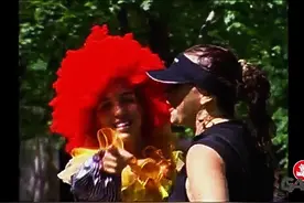 小丑表演杂耍，没想到打个电话回来道具变成这样了，这怎么表演？图片