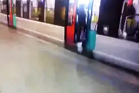 女乘客堵着地铁门等朋友，地铁无法启动，结果被人一脚踹出来了图片