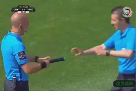 葡超奇葩事件！边裁被主裁“出示红牌”因边裁离奇行为至比赛中断视频封面