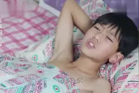 姐姐喊弟弟起床，发现弟弟不对劲强行掀开被子，被眼前一幕吓坏了视频封面