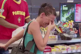 国外恶搞：收银员看个球赛贼激动，把顾客要买的东西都敲碎了！视频封面