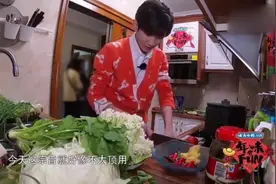 王源回到重庆老家下厨做饭，这么多人喜欢他是有原因的，太懂事了视频封面