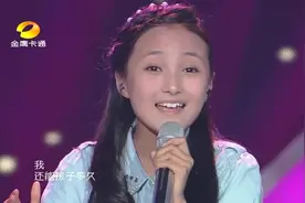 牛欣欣嗓子发炎充血 却还坚持上台演绎已经彩排好的歌曲视频封面
