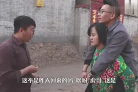 单身汉买了个美女机器人，骑着她上街，村民们都眼红了！视频封面