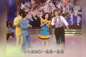 张菲与歌王妻子对唱情歌、边上的歌王怒了。