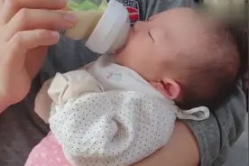 刚出生的宝宝喝奶，萌萌的小样子真是太可爱了，让人想亲亲！视频封面