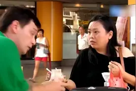 老外恶搞：恶搞路人，这样的收银员有点怕怕，多少钱也不够他玩的视频封面