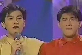 小虎队解散后 吴奇隆独自唱一路顺风时苏有朋突然出现 吴奇隆泪奔视频封面