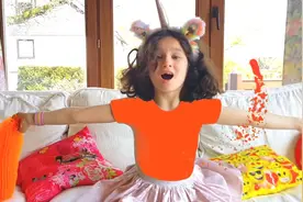 小女孩和神奇的毛毛虫玩耍，认识颜色视频封面