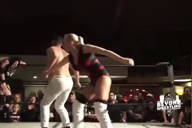 男女混摔,男子上台就抓美女手一阵摸.台下观众有意见了视频封面