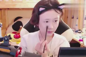 第一次看到“女装大佬”轩墨宝宝的素颜,有一种被骗的感觉！视频封面