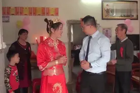 农村传统婚礼习俗，新娘拿一只大公鸡进门，预示着大吉大利！