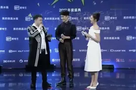 主持人问刘昊然唐探中如何甩掉偶像包袱男扮女装？昊然回答太实在视频封面