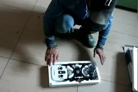 小伙没钱买无人机，花了1分钱在拼多多买了一个，看看怎么样。视频封面