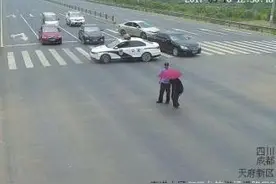 “警车拦路”助老人过马路，谁该反思？图片