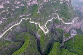 双手创造的奇迹 这些挂壁公路让外国网友感叹图片