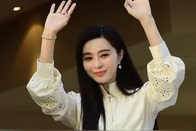 戛纳电影节评委晚宴 范冰冰白裙亮相挥手甜笑图片