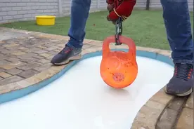 1000度的铁球丟进牛奶池会怎样，简直太疯狂了