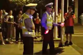 成都两男子穿警服街头跳舞帮人求婚，警方称系假冒、介入调查图片