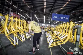 探访共享单车制造厂飞鸽 这里15秒就能生产一辆小黄车图片