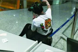 「气愤」女主播误机殴打工作人员 却直播“被欺负”又哭又笑图片
