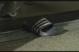 男主以为女孩是个白痴，把拖鞋放在电梯门，没想到是个人才