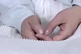一对情侣刚领完证，回去男友就急着帮女友脱鞋，网友大喊，天哪视频封面