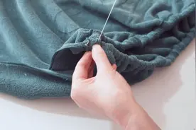 家里有多余浴巾的注意啦！只需要中间开缝制起来，放在家里很实用